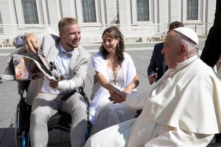 In Rom: Jannis Schreiner und seine Frau Lisanne im Gespräch mit Papst Franziskus auf dem Petersplatz.