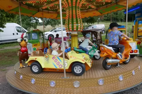 Im Hof des Bürgerhauses steht neben dem Kinderkarussell auch ein Süßwarenstand. 