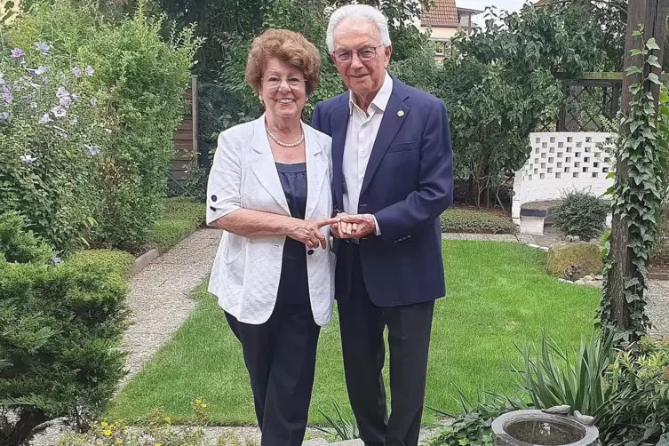 Das Jubelpaar in seinem schönen Garten: Monika und Bernd Agne.