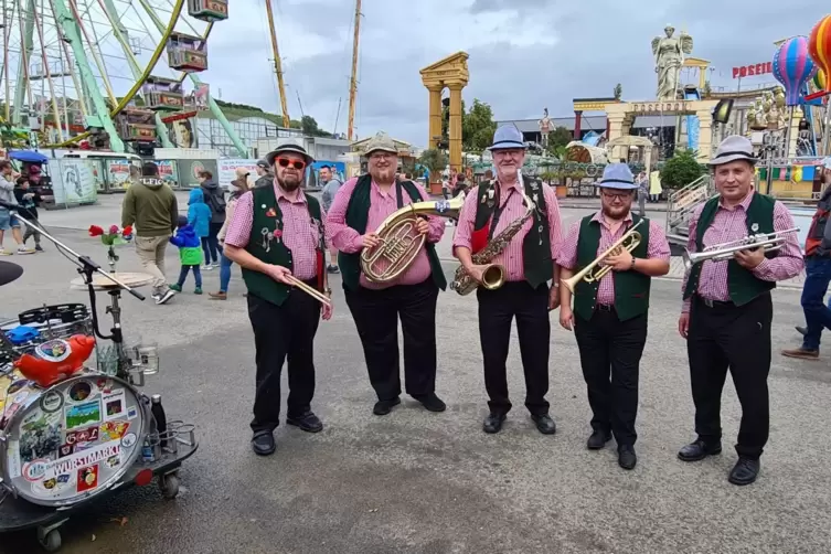 Hier waren die Mackenbacher noch vereint auf dem Wurstmarkt (von links): Thomas Altmeyer, Simon Brück, Rainer Speicher, Jannik W