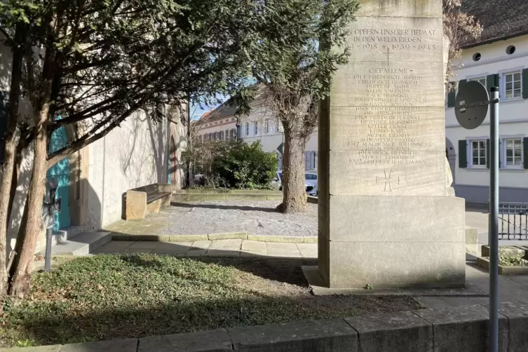 Auf der Mauer vor dem Kriegerdenkmal würden oft Menschen sitzen, die im Notfall den Einsatz der Feuerwehr verzögerten, meint Weh