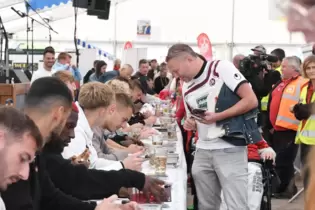 20 Minuten länger als geplant ging die Autogrammstunde.