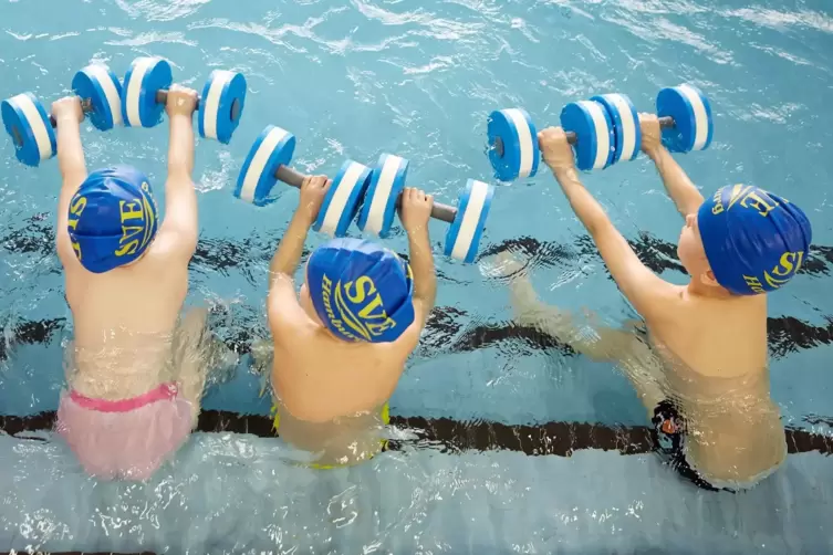 Kinder im Schwimmunterricht 