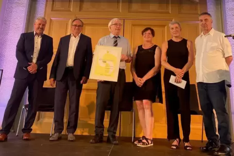 Der Vorstand des SV Blau-Weiß mit dem stellvertretenden Sportkreis-Vorsitzenden Wolfgang Klys (rechts): von links Markus Semmet,