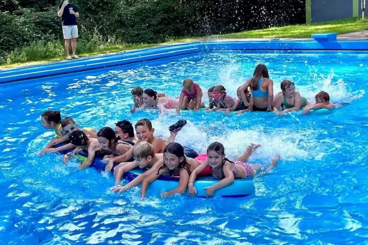 Szene vom Spielfest des SV Blau-Weiß im und neben dem Freibad der Schelermühle. 