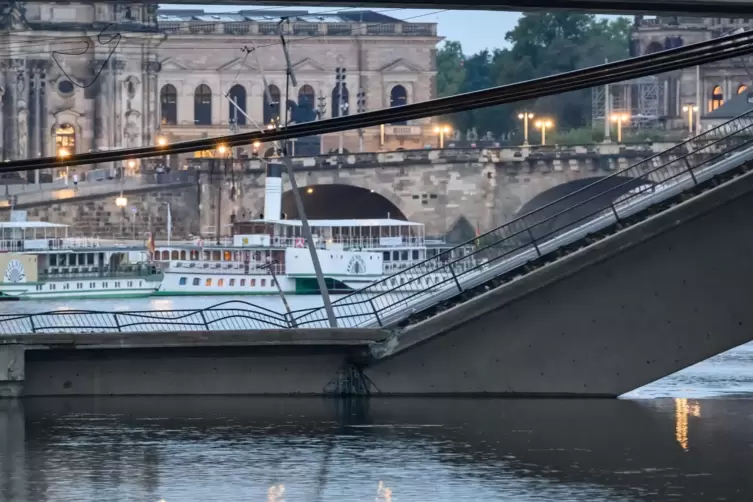 Carolabrücke in Dresden eingestürzt