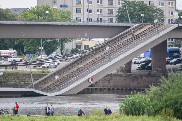 Carolabrücke in Dresden eingestürzt