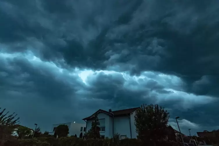 Ein Sturm über einem Wohngebiet