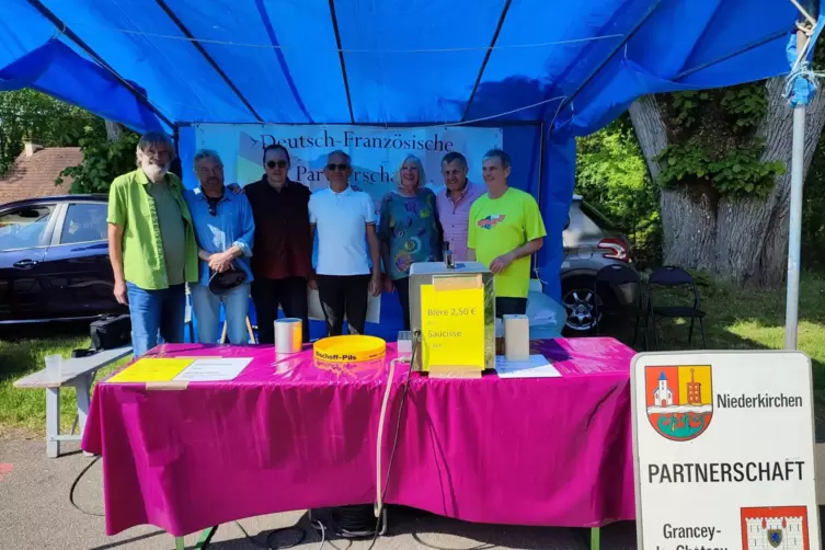 Beim Kuckucksfest in der Gemeinde Grancey-le-Château haben Niederkirchener an einem eigenen Stand Bier und Würstchen verkauft. 