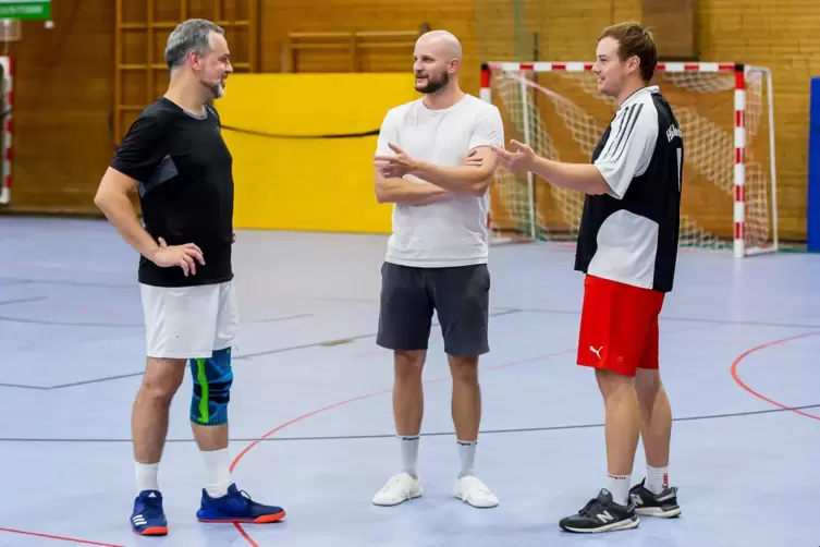 TSR-Trainer Jonas Baumgart (Bildmitte) und sein neuer Co-Trainer Hendrik Matheis (rechts) im Gespräch mit dem einzigen neuen Spi