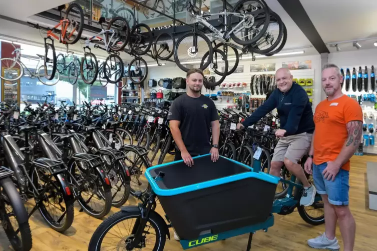 Viele Trendfahrräder vorrätig: Fahrrad Weindel mit (von links) Niklas und Rainer Grimmer sowie Kay Ferdinand.