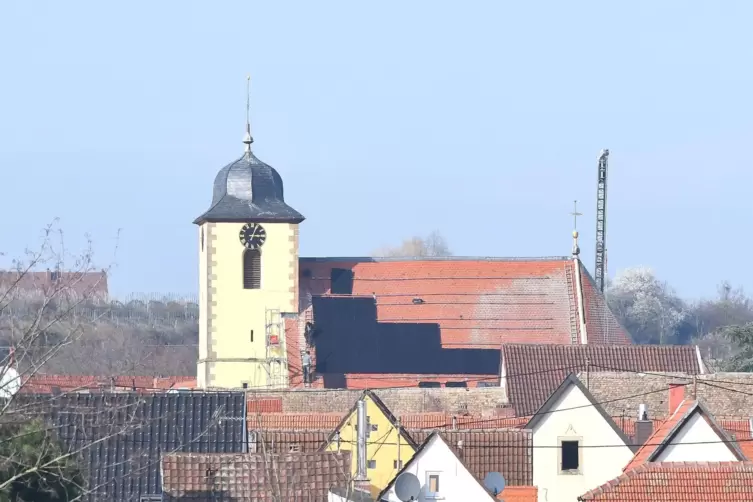 Auch Kirchengebäude gehen mit der Zeit: Auf dem Dach der Ungsteiner Kirche gibt es seit diesem Jahr eine PV-Anlage. 