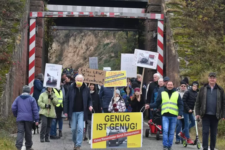 Die Bürgerinitiative in Dackenheim wehrt sich seit langem gegen die Aufweitung der Bahnbrücke über der K2 zwischen Freinsheim un