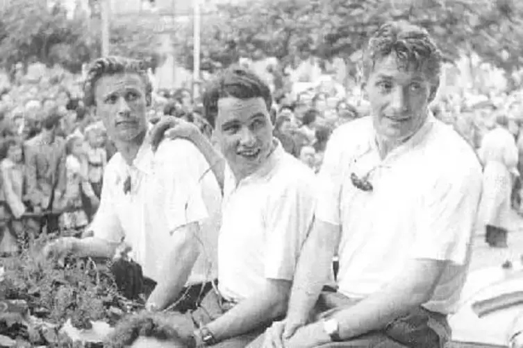 Karl Wanger (Mitte) fährt 1953 an der Seite von Fritz Walter (rechts) und Erwin Scheffler als deutscher Meister im durch Kaisers