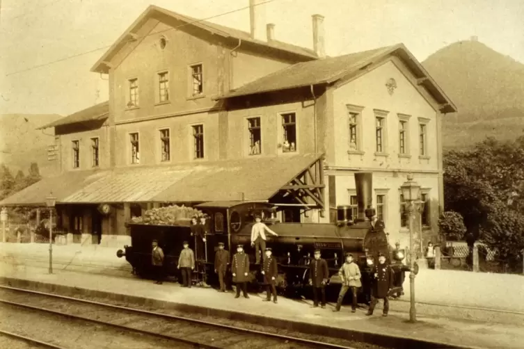 Pfälzische Eisenbahner im Bahnhof von Annweiler um 1890. 