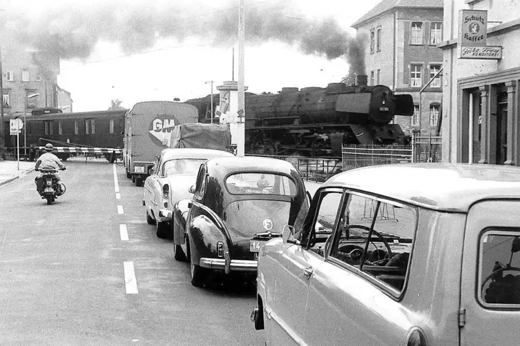 Der Bahnübergang in der Weißenburgerstraße einst.