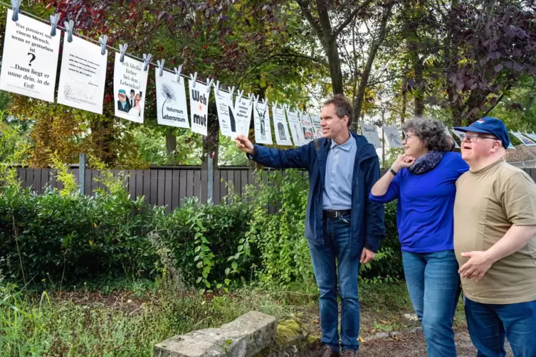 In Speyer auf dem Friedhof: Das Atelier Molemol hat sich mit anderen Teilnehmern mit dem Sterben und Tod beschäftigt. Bei der Pr