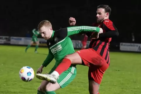 Für Trulbens Spielertrainer Jannik Groh (rechts, hier in einem Spiel gegen Bruchweiler) bleibt der Nichtabstieg das großes Ziel.