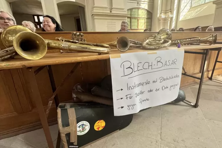 Beim Blech-Basar konnten ausrangierte und defekte Blasinstrumente gegen eine Spende in der Kirche erstanden werden.