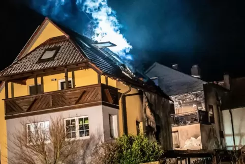 In der Nacht zum 16. Januar hatte ein Feuer im Carport eines Wohnhauses einen Großbrand ausgelöst.