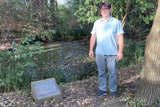 Platz zum Auftanken und historisches Kleinod: Stefano Tedesco an der Queckbrunnenanlage zwischen Schifferstadt und Dannstadt.