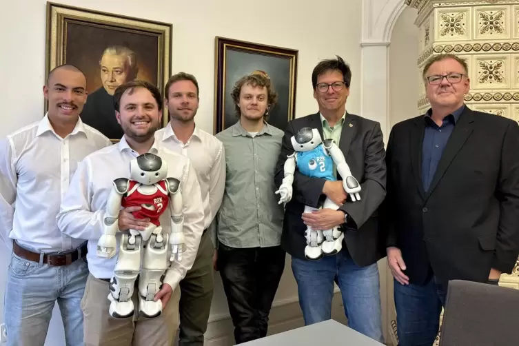 Die Vize-Weltmeister der Zweibrücker Hochschule mit ihren fußballspielenden Robotern beim Empfang im Rathaus, von links: Desmond