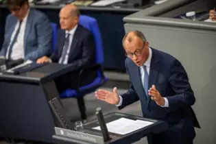 Schlagabtausch im Bundestag: Merz, Scholz.