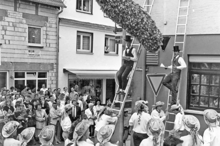 Kerwerede 1991 an der damaligen Gaststätte Klimbim: Kerweredner waren Ralf Hechler (links) und Thomas Layes. 