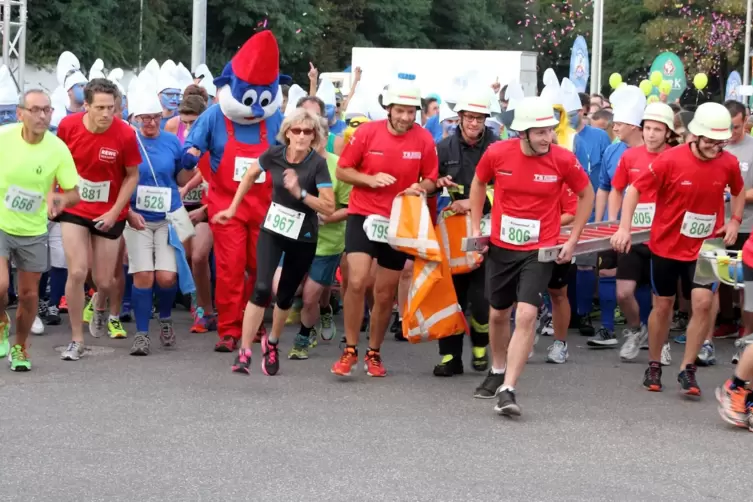 Ob im normalen Laufdress oder kostümiert: Beim Firmenlauf haben alle ihren Spaß. 