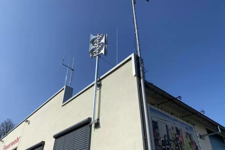 Soll zum bundesweiten Warntag losheulen: Die Sirene auf dem Grünstadter Feuerwehr-Haus. 