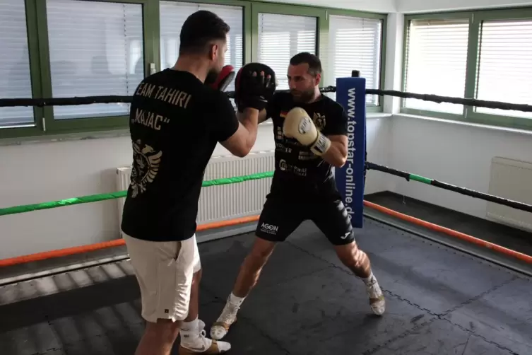 Bujar Tahiri (rechts ) trainiert im früheren Büro einer Montagefirma auch mit seinem Bruder Altin Tahiri.