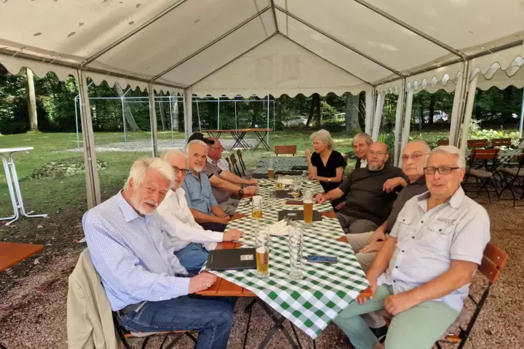 Klassentreffen: Große Freude über das Wiedersehen am Samstag herrschte im Sommerhaus Kaiserslautern.