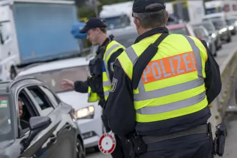 Polizisten kontrollierem am Grenzübergang Kiefersfelden ein aus Österreich kommendes Auto. 