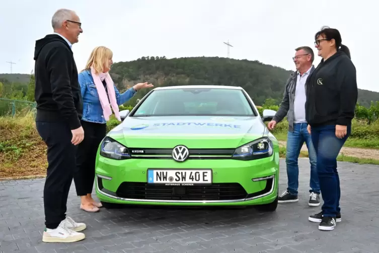 Freuen sich über die sanierte Parkfläche (von links): Joachim Müller (Müller Tiefbau GmbH), Ortsvorsteherin Alexandra Schaupp, S