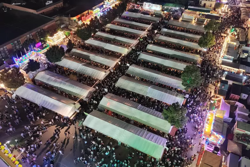 Na, erkennt sich jemand wieder? Am Samstagabend herrscht auf dem Wurstmarkt in allen 36 Schubkarchständen Hochbetrieb.