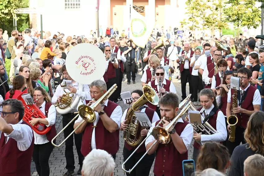 Wie hat das Ganze eigentlich angefangen? Na klar, mit der Eröffnung am Freitag. Mittendrin statt nur dabei: der Musikverein Leis