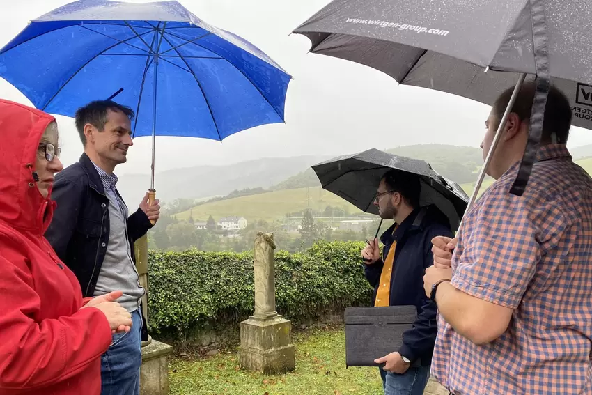 Schlechtes Wetter, aber gute Stimmung: (von links) Inge Lütz, Holger Flick, André Skock und Alexander Emrich auf dem Friedhof üb