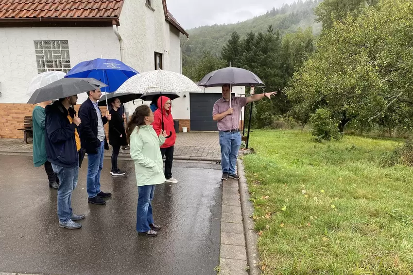 Ortsbürgermeister Alexander Emrich zeigt, wo das kleine Neubaugebiet entstehen soll.