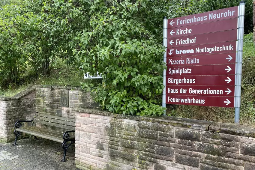 In Oberweiler-Tiefenbach finden sich überall Sitzgelegenheiten.