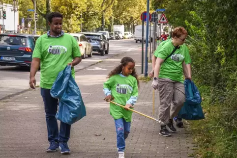 In Gruppen rücken die Helfer bei der Aktion Müll und Unrat zuleibe. 