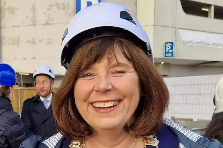 Musste viele Krisen meistern: Jutta Steinruck, hier lächelnd mit Helm auf der Hochstraßenbaustelle in Süd. 