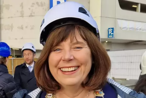 Musste viele Krisen meistern: Jutta Steinruck, hier lächelnd mit Helm auf der Hochstraßenbaustelle in Süd. 