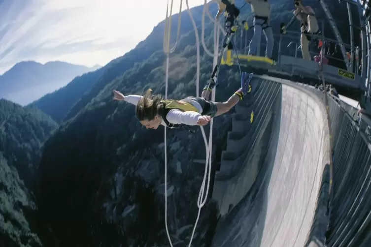 Sprung von der Verzasca-Staumauer im Tessin