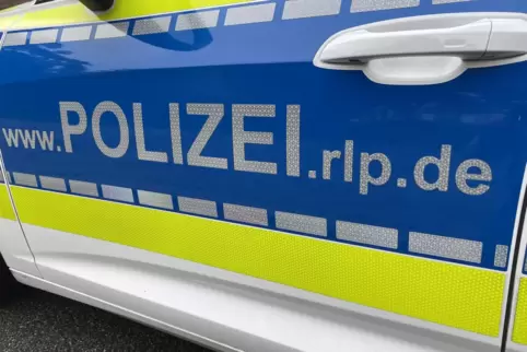 Die Polizei hofft auf Hinweise zu dem Unfall, der sich am Montagmittag in der Altenglaner Bahnhofstraße ereignet hat. 