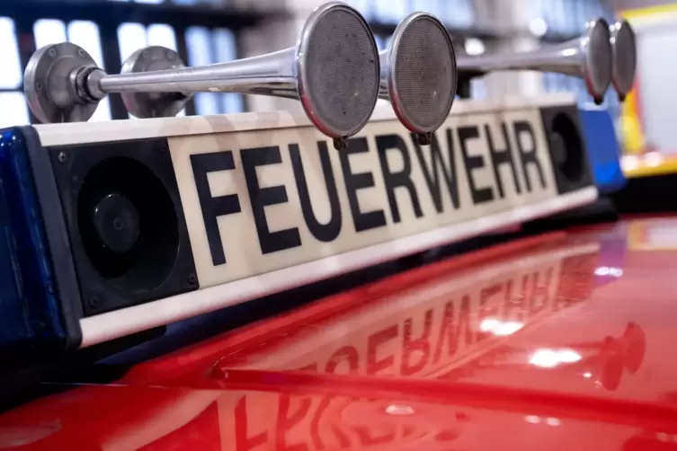 Ein Einsatzwagen der Feuerwehr steht in einer Halle