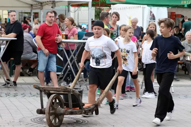 Spaßig: das Schubkarrenrennen bei der Kerwe.