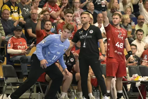 Bewegung auf der Bank: Mats und Magnus Grupe, Trainer Johannes Wohlrab sowie Simon Schwarz. 