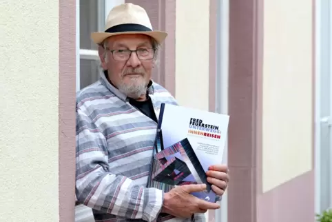 Fred Feuerstein an seinem 76. Geburtstag vor seinem Atelier im Kulturhof mit dem ihm und seinem Schaffen gewidmeten Buch „Fred F