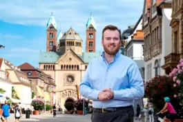 RHEINPFALZ-Redakteur Timo Benß vor dem Speyerer Dom.