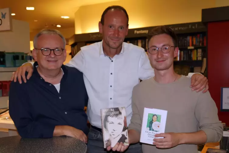 Sie lesen aus den ausgewählten Büchern vor (von links): Stefan Schwarzmüller, Moderator Thomas Kuhn und Julian Ehrgott. 